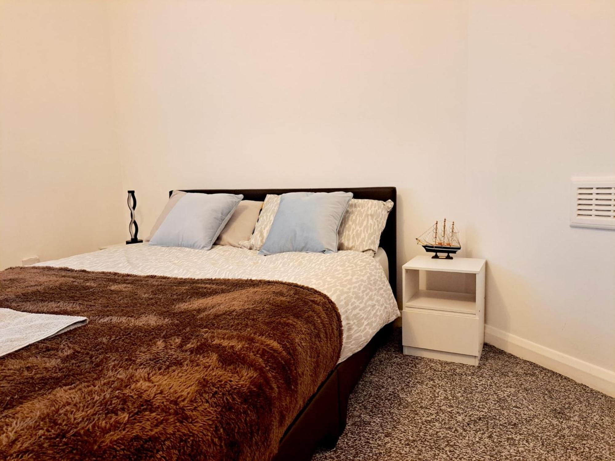 Cozy 2Br Home Leeds Free Parking & Wifi Pets Welcome Apartment *