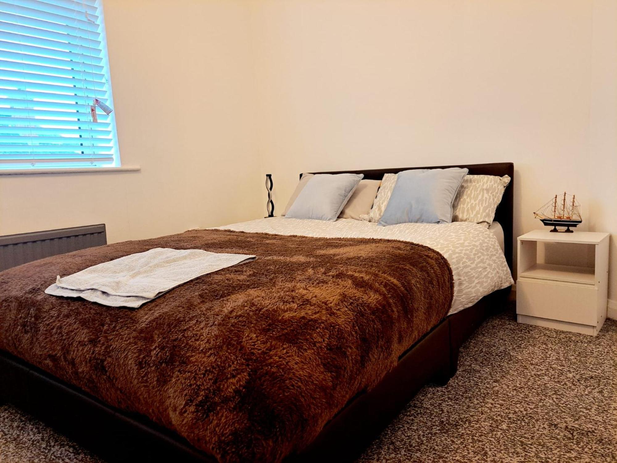 Cozy 2Br Home Leeds Free Parking & Wifi Pets Welcome Apartment
